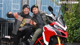 吳宗憲、歐弟騎重機出場。（記者邱榮吉/攝影）