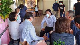 嚴詠能辭世　屏縣府協助治喪打狗亂歌團團長嚴詠能5日晚間在屏東萬丹鄉的演唱舞台上昏倒送醫不治，屏東縣長潘孟安（中）6日前往祭悼，並與家屬協商治喪事宜。中央社記者郭芷瑄攝　109年9月6日