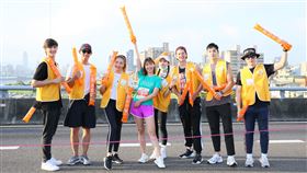 ▲由李懿（左四）領軍的伊林啦啦隊到場為陽光傷友加油打氣。（圖／中華民國路跑協會提供）