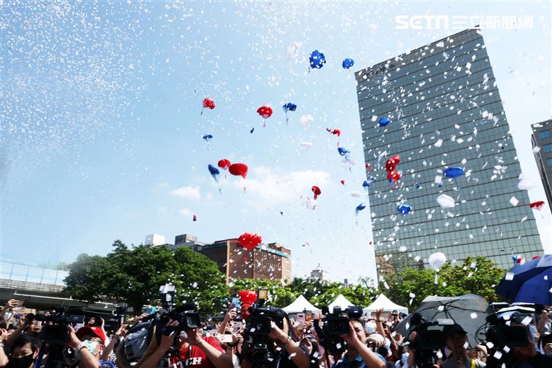 劉以豪首張個人EP「Ü」台北慶功簽唱會，公布銷售佳績上百降落傘象徵成功降落。 (記者邱榮吉/攝影)