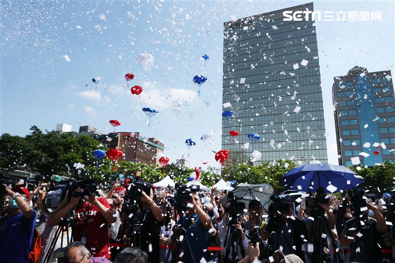 劉以豪首張個人EP「Ü」台北慶功簽唱會，公布銷售佳績上百降落傘象徵成功降落。 (記者邱榮吉/攝影)