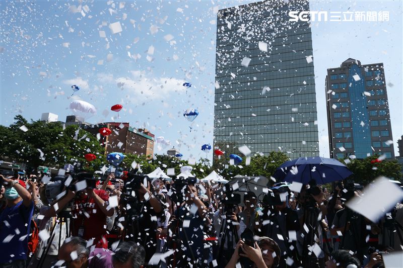 劉以豪首張個人EP「Ü」台北慶功簽唱會，公布銷售佳績上百降落傘象徵成功降落。 (記者邱榮吉/攝影)