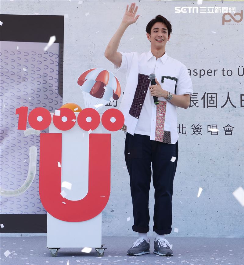 劉以豪首張個人EP「Ü」台北慶功簽唱會，公布銷售佳績上百降落傘象徵成功降落。 (記者邱榮吉/攝影)