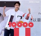 劉以豪首張個人EP「Ü」台北慶功簽唱會，公布銷售佳績上百降落傘象徵成功降落。 (記者邱榮吉/攝影)