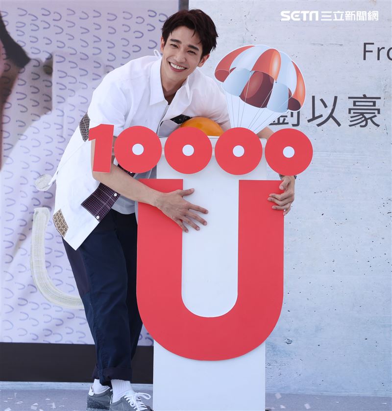 劉以豪首張個人EP「Ü」台北慶功簽唱會，公布銷售佳績上百降落傘象徵成功降落。 (記者邱榮吉/攝影)