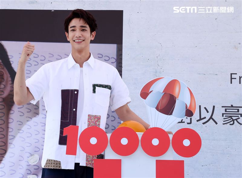 劉以豪首張個人EP「Ü」台北慶功簽唱會，公布銷售佳績上百降落傘象徵成功降落。 (記者邱榮吉/攝影)