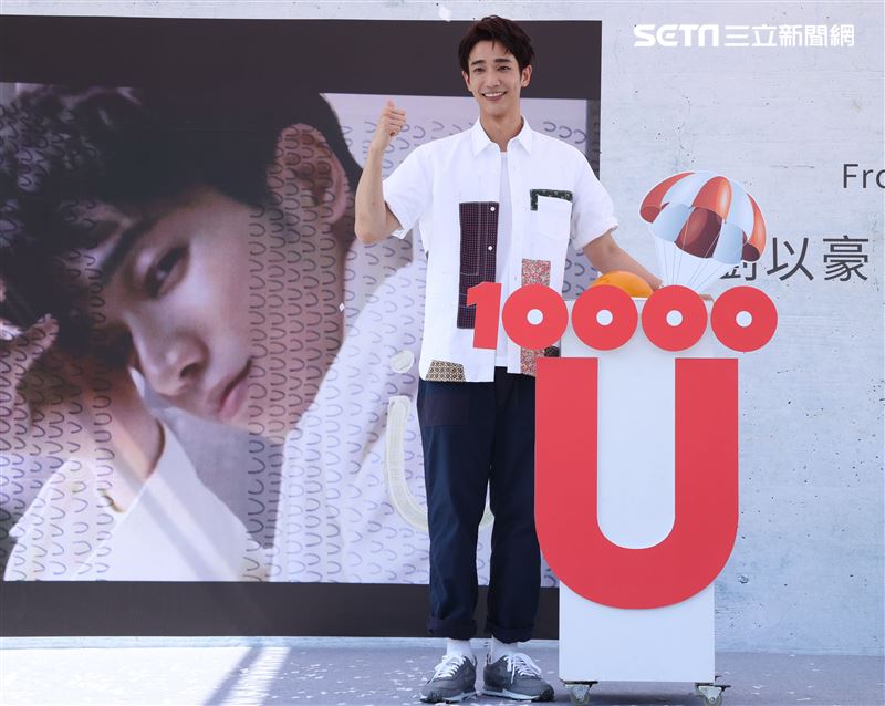 劉以豪首張個人EP「Ü」台北慶功簽唱會，公布銷售佳績上百降落傘象徵成功降落。 (記者邱榮吉/攝影)