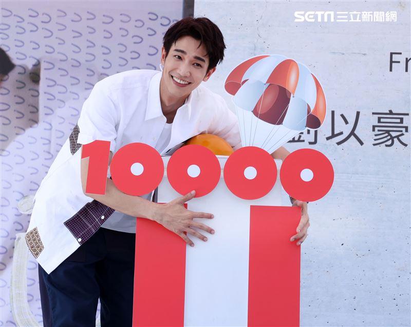 劉以豪首張個人EP「Ü」台北慶功簽唱會，公布銷售佳績上百降落傘象徵成功降落。 (記者邱榮吉/攝影)