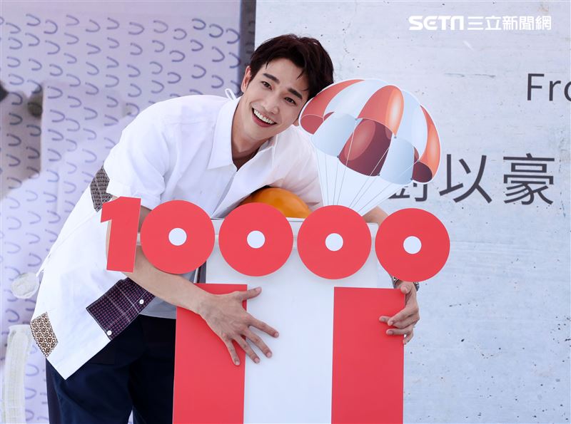 劉以豪首張個人EP「Ü」台北慶功簽唱會，公布銷售佳績上百降落傘象徵成功降落。 (記者邱榮吉/攝影)