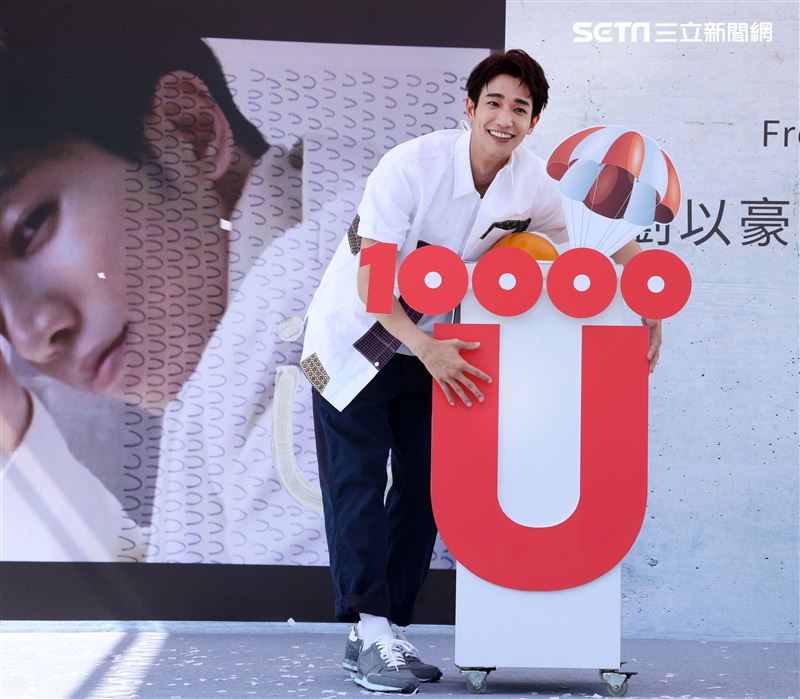 劉以豪首張個人EP「Ü」台北慶功簽唱會，公布銷售佳績上百降落傘象徵成功降落。 (記者邱榮吉/攝影)