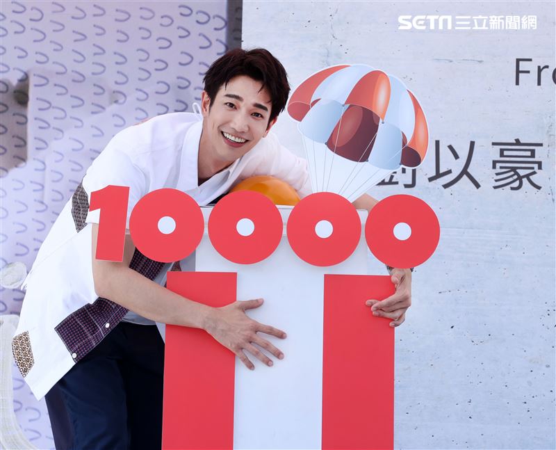 劉以豪首張個人EP「Ü」台北慶功簽唱會，公布銷售佳績上百降落傘象徵成功降落。 (記者邱榮吉/攝影)