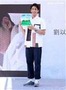 劉以豪首張個人EP「Ü」台北慶功簽唱會，親自即興作畫，送給幸運的粉絲。 (記者邱榮吉/攝影)