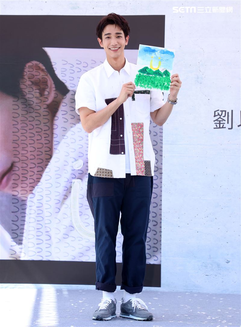 劉以豪首張個人EP「Ü」台北慶功簽唱會，親自即興作畫，送給幸運的粉絲。 (記者邱榮吉/攝影)