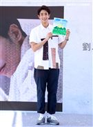 劉以豪首張個人EP「Ü」台北慶功簽唱會，親自即興作畫，送給幸運的粉絲。 (記者邱榮吉/攝影)