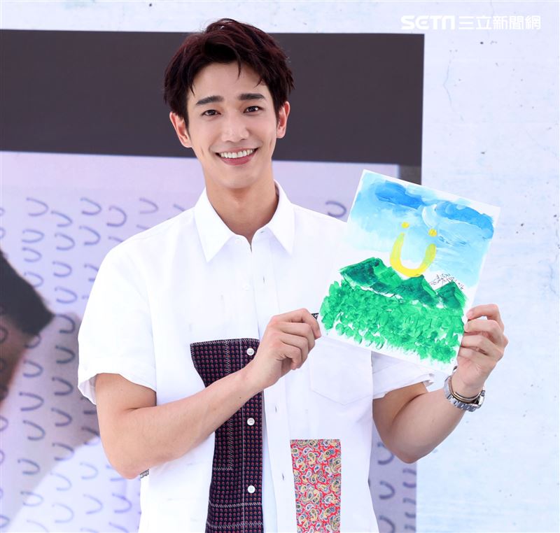 劉以豪首張個人EP「Ü」台北慶功簽唱會，親自即興作畫，送給幸運的粉絲。 (記者邱榮吉/攝影)