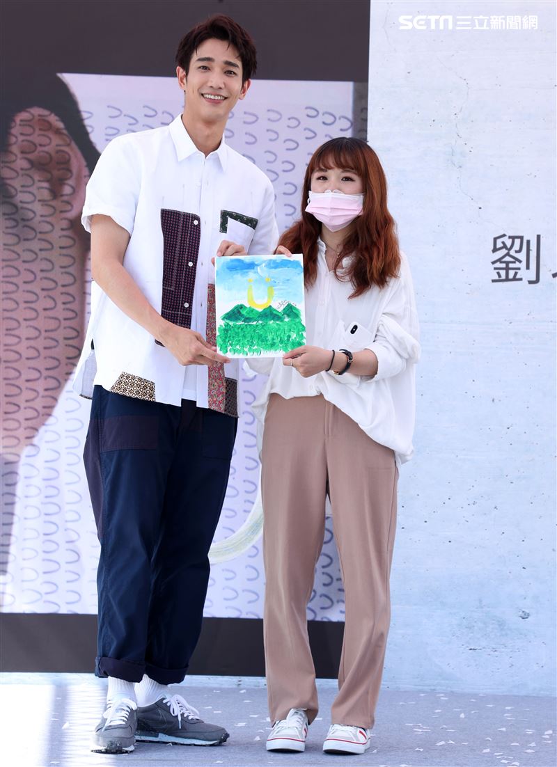 劉以豪首張個人EP「Ü」台北慶功簽唱會，親自即興作畫，送給幸運的粉絲。 (記者邱榮吉/攝影)