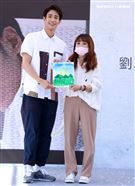劉以豪首張個人EP「Ü」台北慶功簽唱會，親自即興作畫，送給幸運的粉絲。 (記者邱榮吉/攝影)