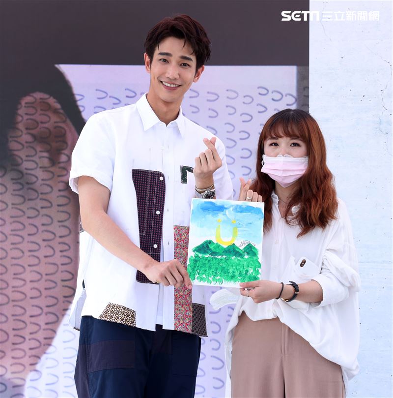 劉以豪首張個人EP「Ü」台北慶功簽唱會，親自即興作畫，送給幸運的粉絲。 (記者邱榮吉/攝影)