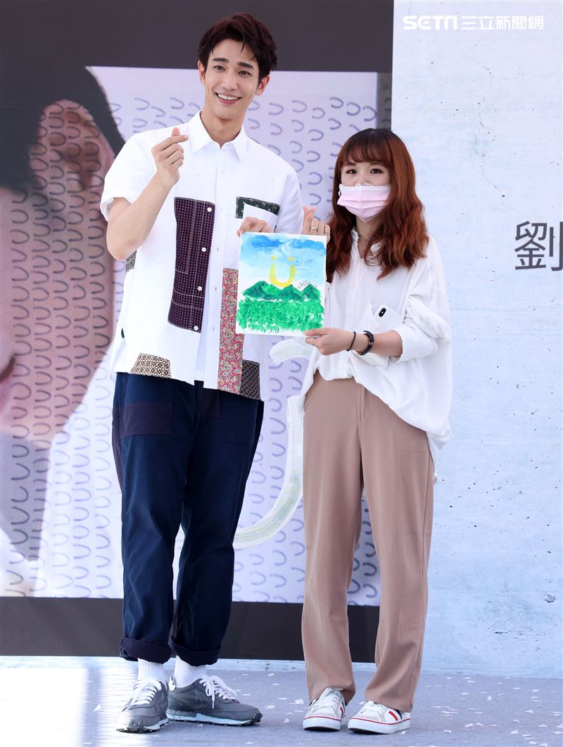 劉以豪首張個人EP「Ü」台北慶功簽唱會，親自即興作畫，送給幸運的粉絲。 (記者邱榮吉/攝影)