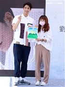 劉以豪首張個人EP「Ü」台北慶功簽唱會，親自即興作畫，送給幸運的粉絲。 (記者邱榮吉/攝影)