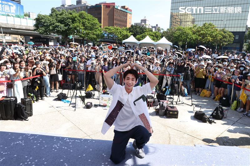 劉以豪首張個人EP「Ü」台北慶功簽唱會。 (記者邱榮吉/攝影)