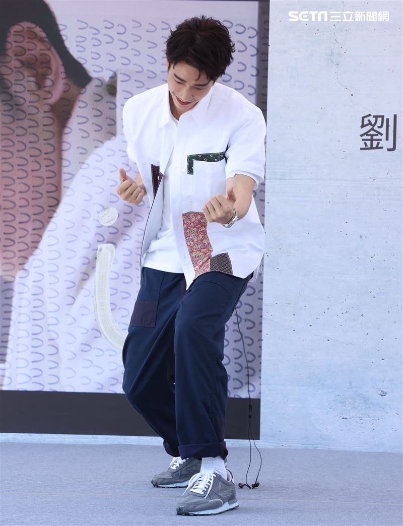 劉以豪首張個人EP「Ü」台北慶功簽唱會。 (記者邱榮吉/攝影)