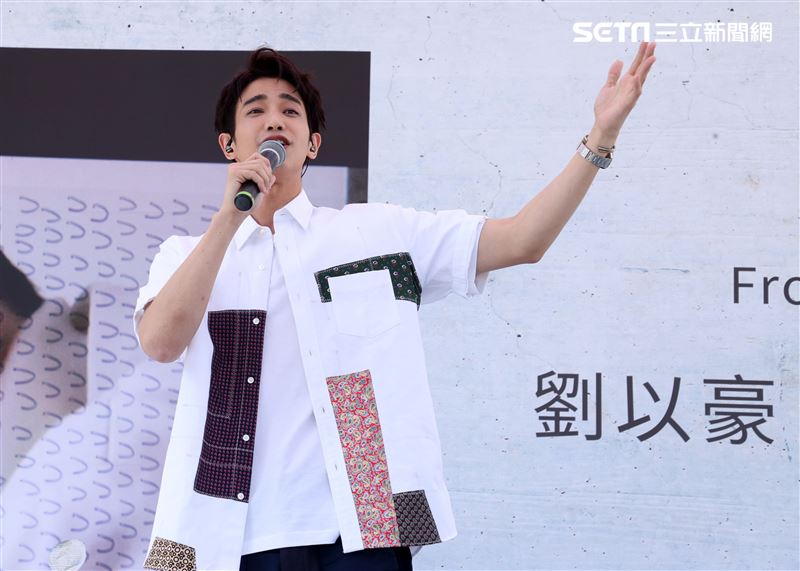 劉以豪首張個人EP「Ü」台北慶功簽唱會。 (記者邱榮吉/攝影)