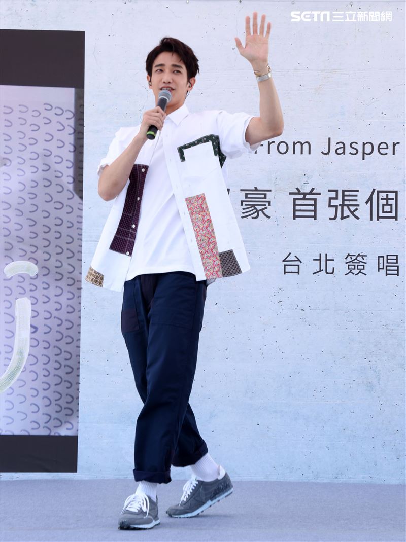 劉以豪首張個人EP「Ü」台北慶功簽唱會。 (記者邱榮吉/攝影)