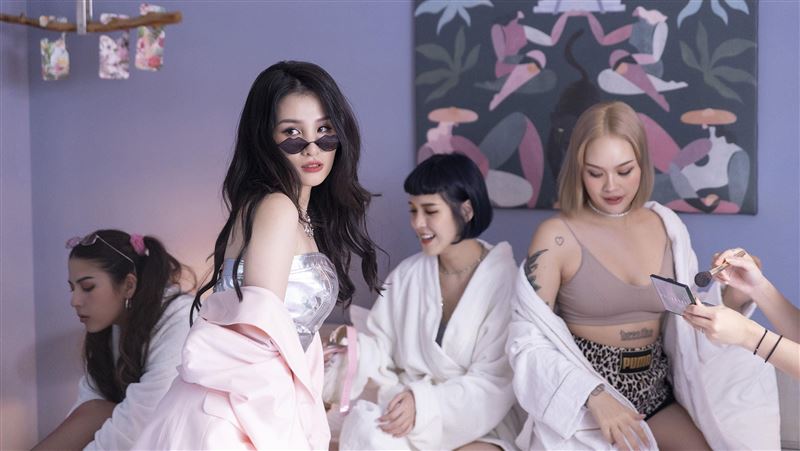 MV乳波蕩漾！女星上空躺浴缸辣爆了