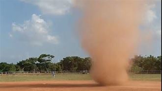 龍捲風亂入壘球場？球員看傻驚慌閃躲