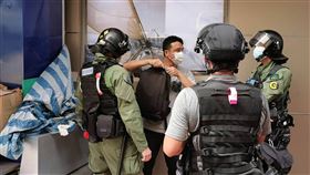 香港民眾發起九龍遊行　警搜查可疑者6日香港有民眾在網上發起在九龍佐敦一帶集會遊行，提出反對港區維護國家安法等訴求。圖為防暴警察在佐敦一帶搜查可疑者。中央社記者張謙香港攝  109年9月6日