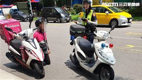 台北市1名外送員違規遭開單，竟向女警下跪要求銷單。（圖／翻攝《爆廢公社二館》）