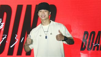 男星台上飆歌濕身　唱成名曲全場嗨爆