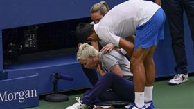 喬科維奇（Novak Djokovic）在美網中擊中女線審喉嚨，爆冷出局，圖／美聯社／達志影像