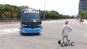 ▲模擬情境：有路人穿越道路，自駕車偵測到路人，馬上停下。（圖／擷自三立新聞網YT畫面）