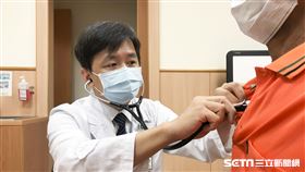 50歲男子咳痰帶血半年憂罹癌　結果竟是吃排骨嗆到惹禍（圖／台中慈院提供）