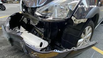 男闖紅燈撞百萬名車　巨響嚇傻店家