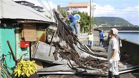 海神颱風雖已往朝鮮半島前進，但暴風圈仍持續籠罩日本部分地區，九州至少35人受傷、超過36萬戶停電。圖為九州奄美地區鐵皮屋頂被颱風吹翻。（圖／共同社）

