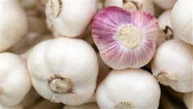 食物中不可或缺的調味料「蒜頭」，一把抓丟下鍋用大火油煎，蒜香味撲鼻而來，不過現今蒜頭價格實在貴的嚇人，鹽酥雞、香腸攤卻是越加越心痛。面臨武漢肺炎（COVID-19新冠肺炎）疫情衝擊國以及土壤的安全問題，導致檢疫卡關，蒜頭供不應求，因此台灣蒜頭每到7月就開始進入空窗期，卻又必須仰賴進口蒜頭，導致蒜頭的價位從年初一斤80元到現在一路飆破至將近300元，根本不敢用。蒜頭,食材（圖／翻攝自Pixabay）