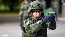 有網友在網路論壇《PTT》上發問，「怎麼都是泱泱去當兵進去被操？」（圖／翻攝自泱泱LYNN臉書粉絲團）