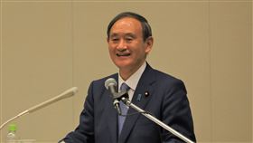 菅義偉走安倍路線 稱國難當頭政治不能空白日本內閣官房長官菅義偉2日宣布參選執政黨自民黨黨魁選舉，若於14日勝選，16日將被選為首相。菅義偉說，國難當頭，政治不能出現空白，他將承襲首相安倍晉三的路線。中央社記者楊明珠東京攝 109年9月2日