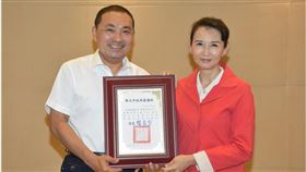 鴻海科技集團捐贈100萬片口罩予新北市政府，由汪用和協理代表集團接受侯友宜市長親自表揚。