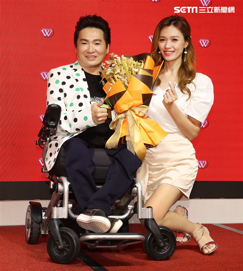 生命鬥士蔡義德台語專輯發片師妹方千玉送上「麥草」吉祥物。（記者邱榮吉/攝影）