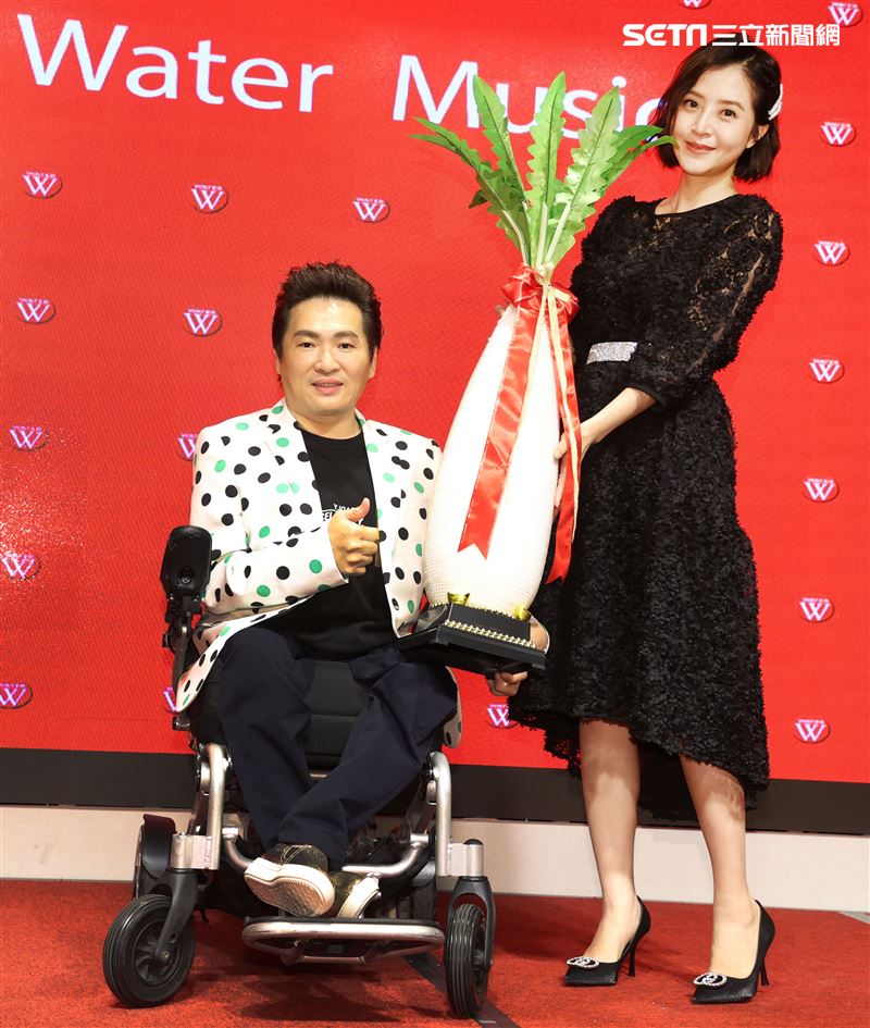 生命鬥士蔡義德台語專輯發片李亮瑾送上好菜頭祝福。（記者邱榮吉/攝影）