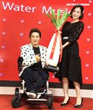 生命鬥士蔡義德台語專輯發片李亮瑾送上好菜頭祝福。（記者邱榮吉/攝影）