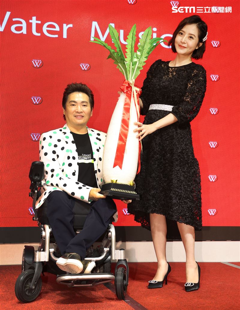 生命鬥士蔡義德台語專輯發片李亮瑾送上好菜頭祝福。（記者邱榮吉/攝影）