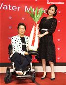 生命鬥士蔡義德台語專輯發片李亮瑾送上好菜頭祝福。（記者邱榮吉/攝影）