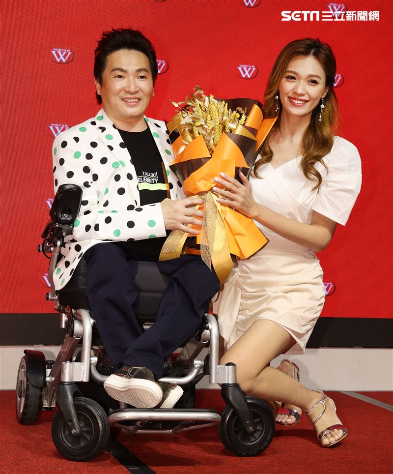 生命鬥士蔡義德台語專輯發片師妹方千玉送上「麥草」吉祥物。（記者邱榮吉/攝影）