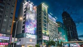 雄獅旅遊將位於東區黃金地段的忠孝概念館精心打造成「澎湖主題館」，換上一面波光璀璨的「閃耀澎湖」大型廣告，展現｢澎湖國際海灣燈光節」的絕美浪漫。（圖／雄獅提供）