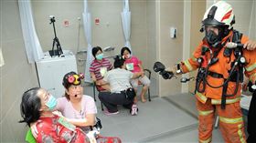 和頌住宿長照機構災害情境緊急應變演練過程。（圖／業者提供）